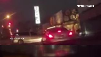 闖紅燈遇橫向車流　轎車急煞甩尾闖越