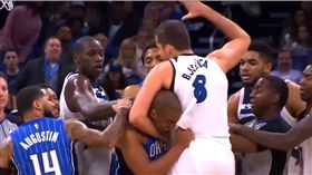 Arron Afflalo和Nemanja Bjelica（圖／翻攝自YouTube）