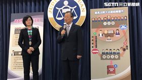 司法院行政廳長王梅英（左）、秘書長呂太郎（右）。潘千詩攝影