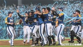 中華職棒總冠軍賽LAMIGO總冠軍 圖／記者林敬旻攝