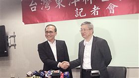 林全：做有實權的董事長　盼助東洋國際化前行政院長林全（左）正式接任台灣東洋董事長，將幫東洋走向國際化，初步營收目標是10億美元。中央社記者韓婷婷攝　107年1月16日