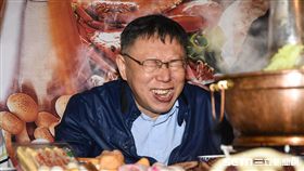 台北市長柯文哲17日出席南門市場年菜開賣。 圖／記者林敬旻攝