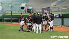▲Lamigo春訓高達8名捕手一起練球。（圖／記者蕭保祥攝）