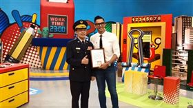 ▲黑人、臺北市政府南港分局長張隆興。（圖／翻攝自黑人臉書）
