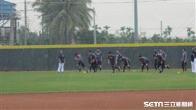 ▲中信兄弟投捕訓練營不畏短暫小雨，繼續衝刺跑。（圖／記者蕭保祥攝）
