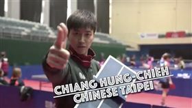 ▲江宏傑與陳建安一同拍攝ITTF的小桌球台PK遊戲。（圖／翻攝自江宏傑臉書）