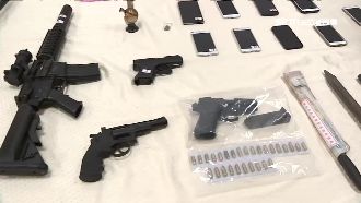 住家宛如軍火庫！男開直播炫私藏槍砲