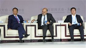 郭台銘在世界互聯網大會談工業網路鴻海集團董事長郭台銘（左）和紫光集團董事長趙偉國（右）4日在浙江烏鎮的世界互聯網大會上參加對話，他表示旗下富士康正走向全面化的內部第一階段工業互聯網時代。中央社記者張淑伶烏鎮攝 106年12月4日