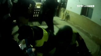 毒犯對警開槍　碰！子彈從頭上飛過