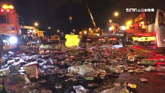 國道貨車追撞　飲料掉滿地佔據車道