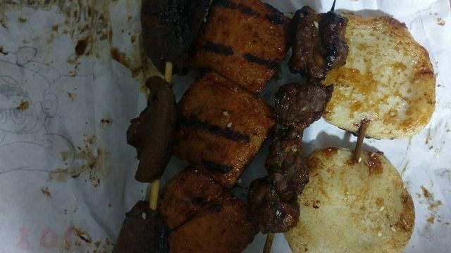 他在夜市炭烤夾4串　結果價錢竟要…