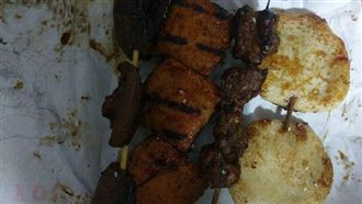 他在夜市炭烤夾4串　結果價錢竟要…