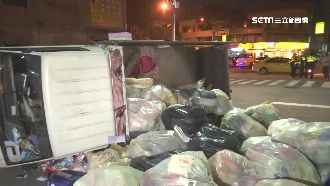小黃撞翻回收車　駕駛受困氣喘發作
