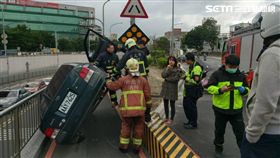 馬路三寶又來了！新北市樹林區發生今天早上發生一起翻車交通事故，一名33歲李姓女駕駛，行經立仁街地下道，疑路況不熟，誤闖機車地下道，因車身與路寬有落差，撞上分隔島後轎車當場側翻，現場一度傳出女駕駛受困車內，所幸轄區消防隊趕抵現場順利將女駕駛救出，因為女駕駛沒受傷所以沒送醫，不少網友嘲諷：「哪個監理站給她通過測驗的」、「她真的有駕照嗎？」。
