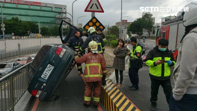 三寶又肇禍！轎車如特技表演卡機車道