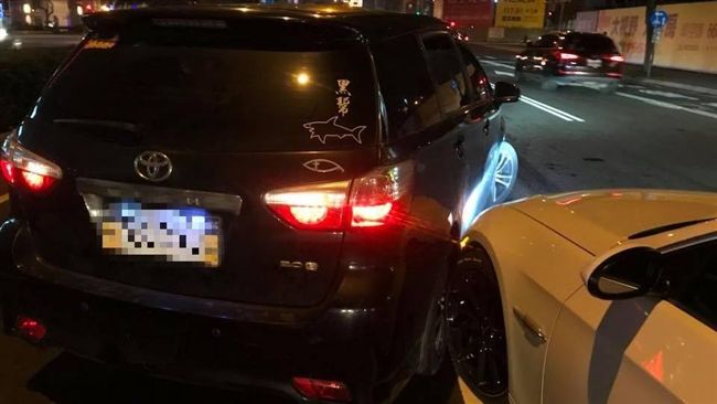 不爽被超車　囂張男踹車嗆：去告我啊