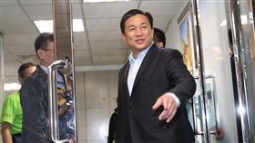 王定宇登記民進黨台南市長初選（1）民進黨立委王定宇（前）18日前往民進黨中央黨部，辦理台南市長初選登記。中央社記者鄭傑文攝　107年1月18日