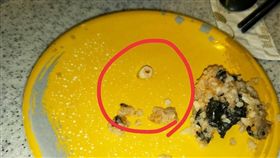 有一名女網友到桃園購物中心用餐時，竟吃到了1顆假牙，沒想到業者沒有道歉，讓她痛批，「到底把消費者當成什麼？」其他網友看到後紛紛崩潰喊「比吃到小強還驚悚！」（圖／翻攝自爆料公社）