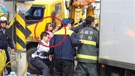 最溫暖風景！貨車驚險撞客運　「俠女」出手相救
