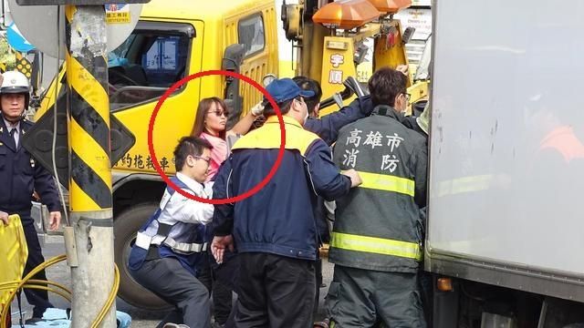 最暖風景！貨車撞客運　「俠女」相救