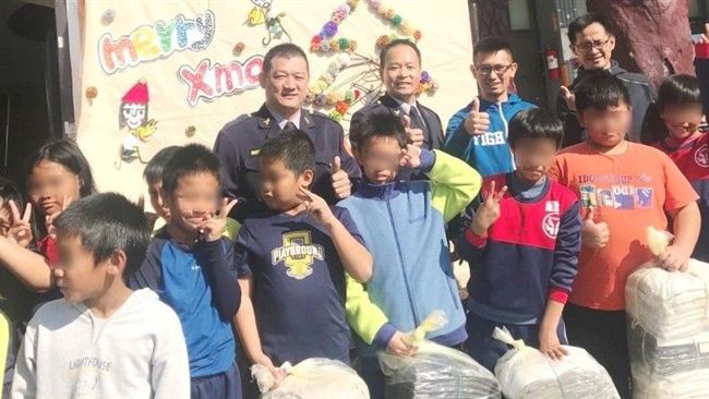 不捨學童受凍發抖　警送上百件保暖衣