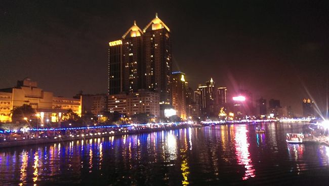 老婦當警面跳愛河　外套包空氣水上漂