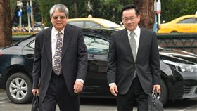 新任監委陳師孟打小豬領帶報到監察院18日舉行新任監委談話會，新任監委陳師孟（左）配戴小豬領帶出席報到。中央社記者孫仲達攝  107年1月18日