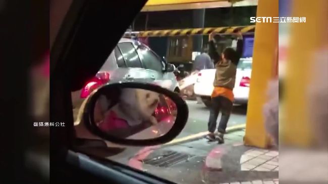 無視限高闖停車塔　找童硬撐高桿進入