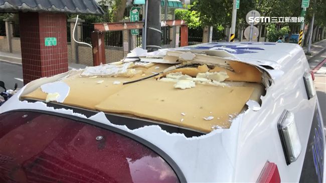車道限高沒看到　救護車抄捷徑遭削頂