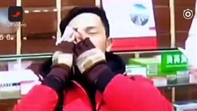 中國大陸,武漢,網路男主播直播強抱女路人遭賞巴掌（圖／翻攝自梨視頻）