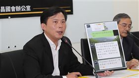 經理遭指收回扣  彰銀徹查（1）時代力量籍立法委員黃國昌（左）18日在立法院表示，彰化銀行東莞分行員工多次進行鑑價報告收取回扣，要求徹查到底；兼任彰銀董事的國庫署長阮清華說，會要求彰銀徹底調查，他也會監督到底。中央社記者張皓安攝  107年1月18日