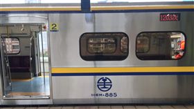 台鐵,傷者,送醫,七堵站,區間車（圖／翻攝照片）