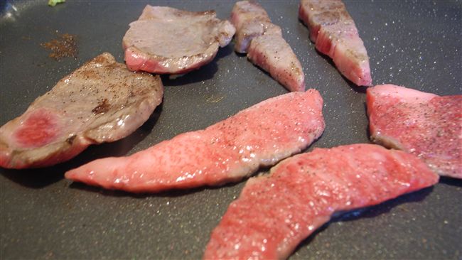 牛肉塊泛綠光該不該吃？真相原來是…