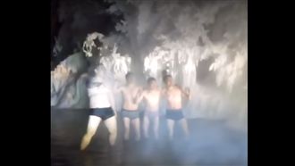 陸客-67℃脫光游泳　戰鬥民族傻眼