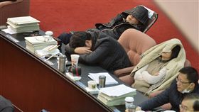 勞基法徹夜修法  立委累癱（1）朝野立委10日徹夜審查勞基法部分條文修正草案，經過一晚的發言與表決，進行至清晨時委員都累壞了，除了表決外，各自找空檔補眠。中央社記者孫仲達攝  107年1月10日