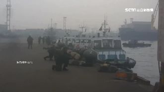 要打仗了？民眾目擊陸戰隊戰車進港口