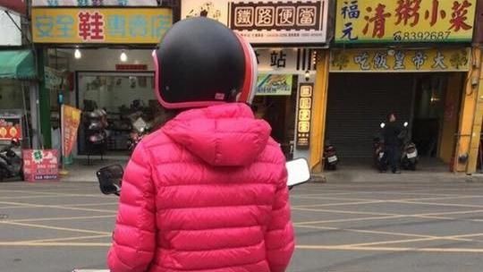 短窄裙+黑絲…粉色羽絨妹屁股蛋吸睛