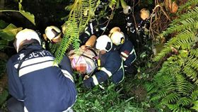 陽明山車輛墜谷意外　5人吊掛救出台北市陽明山24日凌晨發生一起車墜山谷意外，車上共有5人受困，台北市政府消防局接獲通報後立即派員搶救，共出動15台消防車以吊掛方式救援，送醫治療無生命危險。（台北市消防局提供）中央社記者黃麗芸傳真　106年10月24日