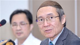 疑捲入大陸山寨醫院案  馬偕董座澄清馬偕醫院疑似捲入大陸山寨醫院案；馬偕醫院董事長劉伯恩（右）6日在台北馬偕醫院舉行記者會表示，該男子持假馬偕名片，且外傳男子和馬偕董事的合照據查也是非公務行程，將組調查小組釐清。中央社記者吳翊寧攝  106年10月6日