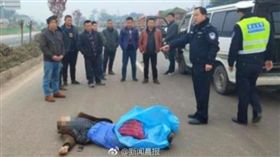 大陸四川一名50歲男子發生車禍身亡，交警在等待殯儀館人員前來收屍時，剛好攔下12輛違法貨車，警方把死者「曝屍」當成交通教材，對12輛違規司機進行警示教育，掀起民眾反彈。對此，交警則解釋，他們沒有對逝者不尊重，讓駕駛有現場警示，才會更仔細地開車。（圖／翻攝自微博）