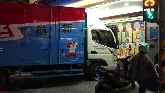 駕駛忘拉手煞車　貨車直直撞進手機行