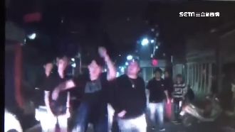 車燈太刺眼！醉男擋路逼退小黃還踹車