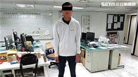 許、陳2名詐騙集團車手，因喜愛金光布袋戲角色「黑白郎君」，犯案時均穿著黑色或白色的服飾，警方以此特點逮獲2人，訊後依詐欺罪移送法辦（翻攝畫面）