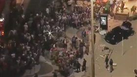 巴西里約熱內盧發生重大車禍,汽車失控衝撞海灘人群（圖／翻攝自推特）