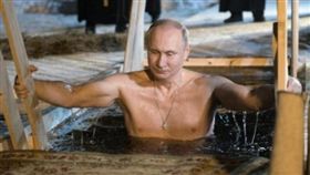 俄羅斯總統普丁脫衣泡冰水（圖／翻攝自推特）