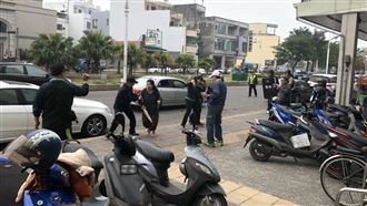 正義大媽亂入演習　抄雨傘暴打搶匪！