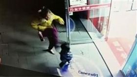大陸,湖南,踢頭,女童,監視器,精神病,拘留,店家,重創　圖／翻攝自澎湃新聞　https://goo.gl/gtG4hU