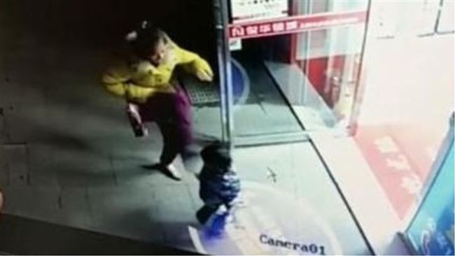 4歲女童店前玩耍　卻遭人猛「踹頭」