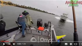 美國,釣客,釣魚,大船,船長,跳海,逃身（圖／翻攝自TheJewishSongs YouTube）https://www.youtube.com/watch?v=LRpeOuBk5yQ