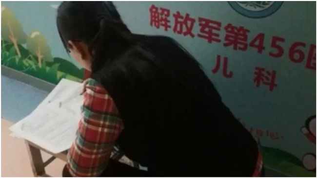 孩子住院老師醫院改考卷！網友讚翻